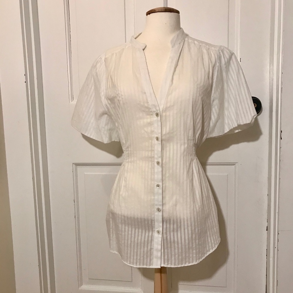 🎁 3/$10 PRETTY WHITE BUTTONDOWN SIZE M